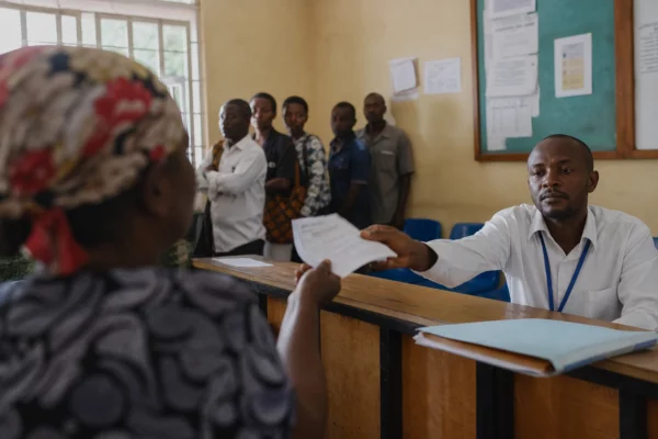 En RDC, la lutte contre Ebola se heurte à la faim et aux routes coupées en Ituri, obligeant la riposte à intégrer l’aide alimentaire