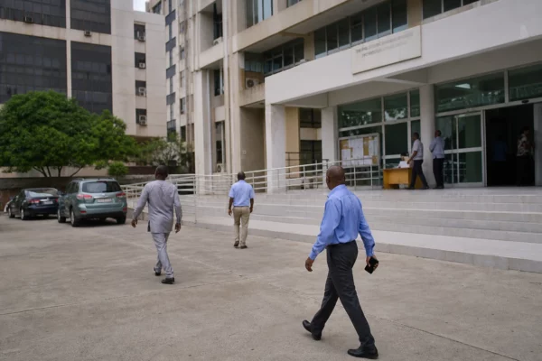 En Guinée, Mamadi Doumbouya consolide le pouvoir mais laisse intactes les critiques sur les libertés et la justice