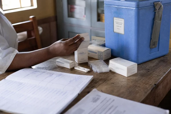 À Ifanadiana, Madagascar mise sur les drones pour réduire les délais face aux urgences sanitaires dans les villages isolés