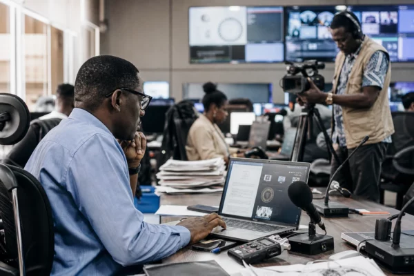 Nigeria : l’extradition de cinq suspects vers les États-Unis révèle l’ampleur des fraudes sentimentales en ligne