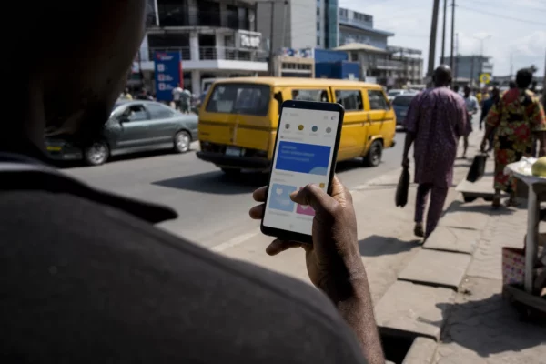 Nigeria : l’alcool artisanal soupçonné de méthanol révèle les limites du contrôle sanitaire à Ondo