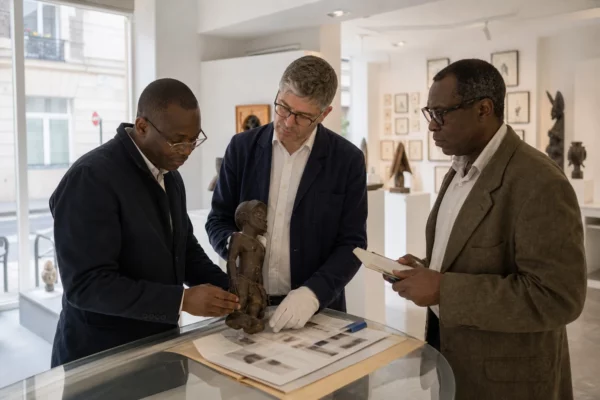 À Paris, Parcours des Mondes expose les arts africains au moment où les restitutions changent de cadre