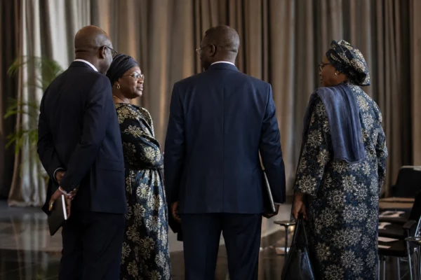 Osvalde Lewat fait du corps souffrant un révélateur des tensions africaines entre soins, travail et diaspora