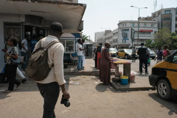 Akinbode Akinbiyi révèle la ville ordinaire à travers une photographie patiente entre Lagos, Berlin et l’Afrique