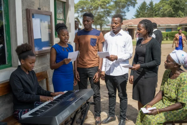 Au Kenya, les Quakers misent sur la musique pour rapprocher les jeunes sans effacer leur héritage religieux
