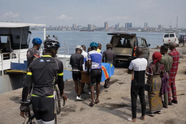 Après l’accident, la RDC transforme le retour de Miguel Masaisai en hommage à une jeunesse engagée pour la paix