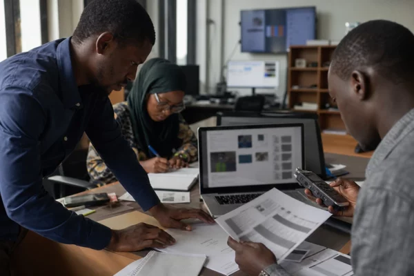 Au Mali, l’IA transforme la désinformation en arme au service des groupes armés et de la transition