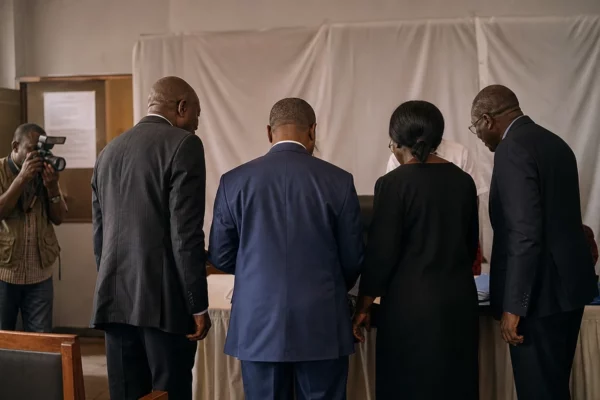 En RDC, la rentrée scolaire révèle l’écart entre reprise officielle, classes clairsemées et peur d’Ebola