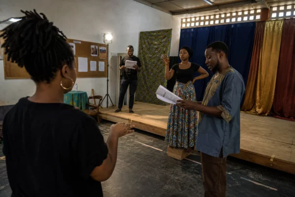 Au Cameroun, Hermine Yollo transforme la figure de Marie en tribune théâtrale pour interroger foi, pouvoir et parole des femmes