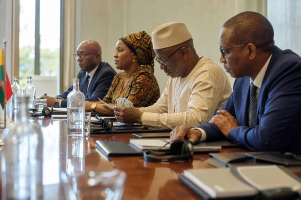 En Guinée, l’accord avec Glencore transforme la bauxite en levier industriel et relance la bataille de la valeur ajoutée