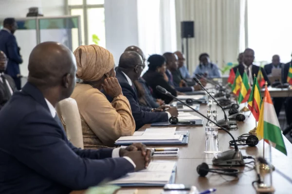 En Côte d’Ivoire, le manque d’interprètes de langue des signes bloque soins, justice et démarches du quotidien