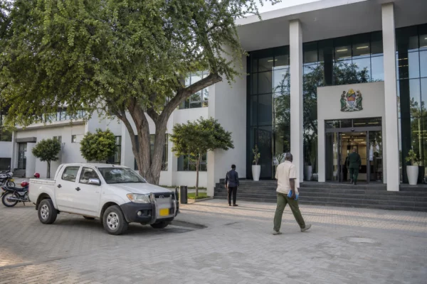En Tanzanie, les patrouilles masaï à smartphone réduisent les conflits entre bétail et faune sauvage