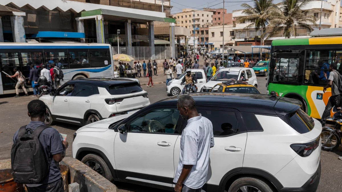 À Dakar, les taxis électriques veulent gagner la bataille du coût et de la sécurité face aux déplacements en deux-roues