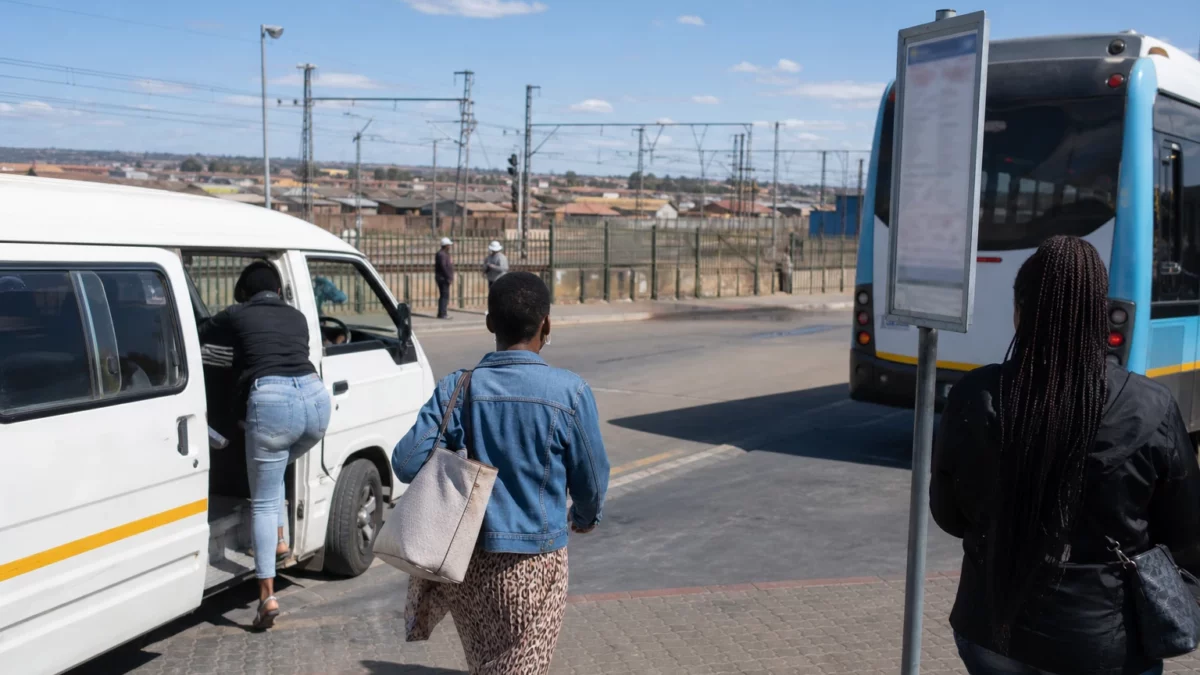 Meurtres femmes Ekurhuleni : la police cherche des liens sans conclure trop vite dans le Gauteng