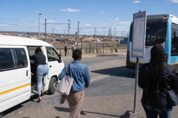 Meurtres femmes Ekurhuleni : la police cherche des liens sans conclure trop vite dans le Gauteng