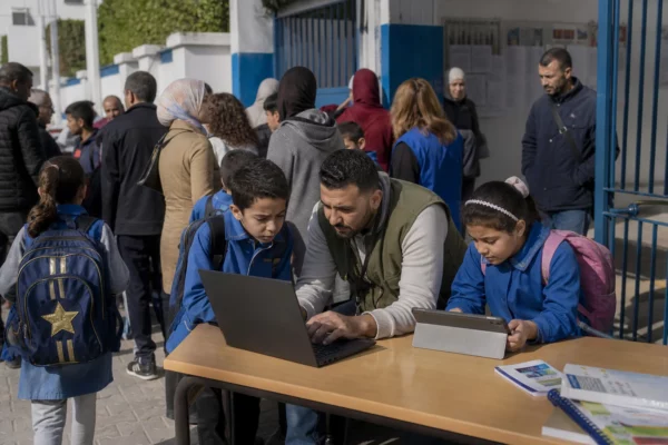 En Tunisie, Orange mise sur l’éducation numérique pour réduire les écarts scolaires et protéger les élèves en ligne