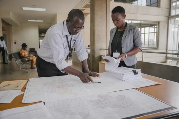 Au Cameroun, les cartes départementales révèlent les fractures du vote présidentiel et contestent les moyennes nationales
