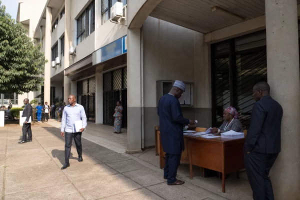 Au Cameroun, des femmes expulsées des États-Unis restent bloquées dans l’ombre d’un accord migratoire secret