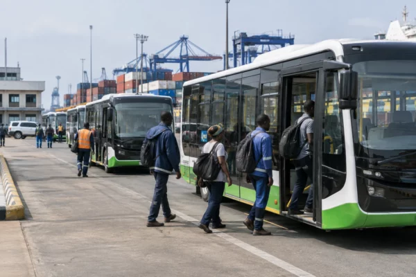 Au port d’Abidjan, trois bus électriques mettent à l’épreuve la promesse d’une logistique plus sobre en Côte d’Ivoire