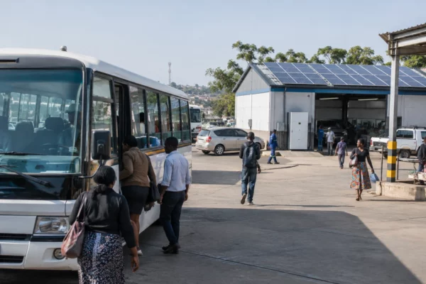En Zambie et en Ouganda, le solaire décentralisé veut dépasser la subvention pour alimenter durablement les entreprises