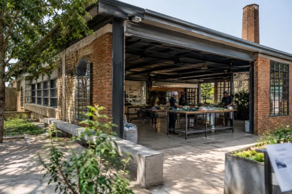 Au Ghana, Ibrahim Mahama transforme une usine abandonnée en espace d’art et de mémoire collective à Tamale
