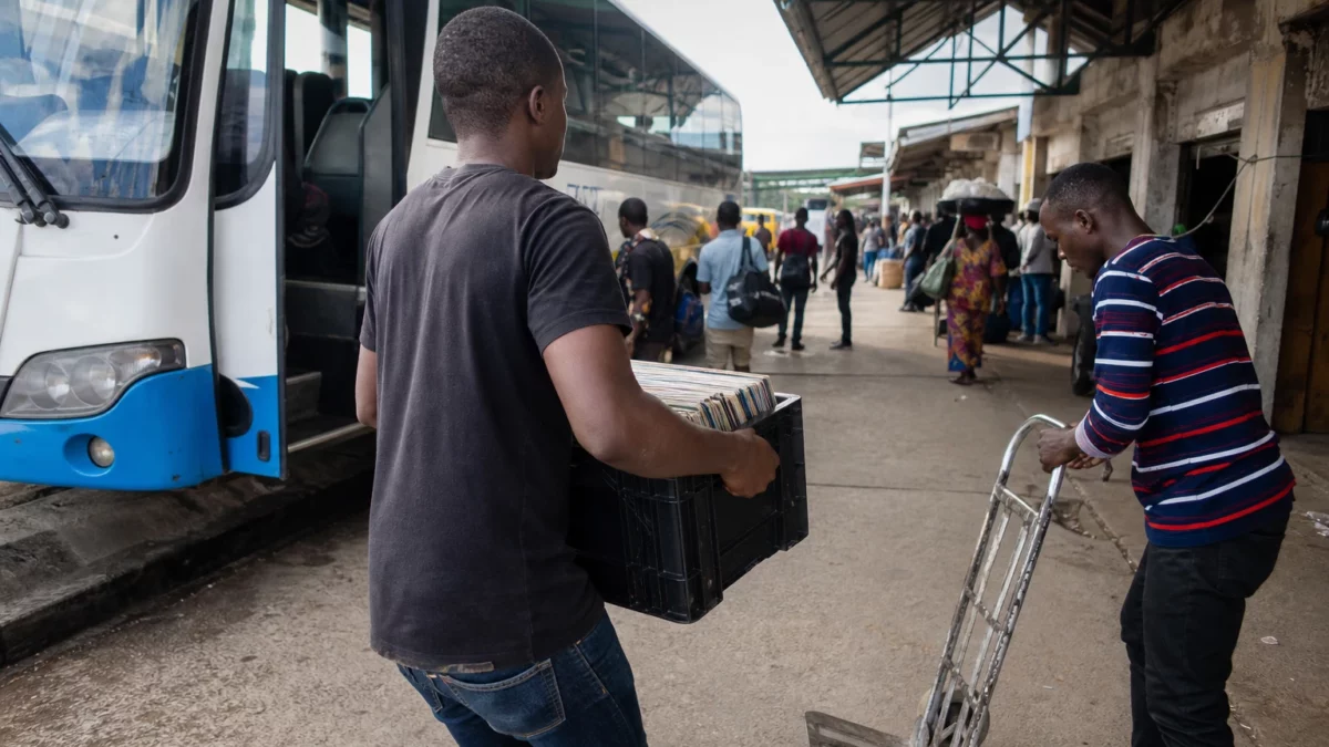 À Abidjan, les vinyles restaurés révèlent la mémoire musicale partagée de la Côte d’Ivoire et de l’Afrique