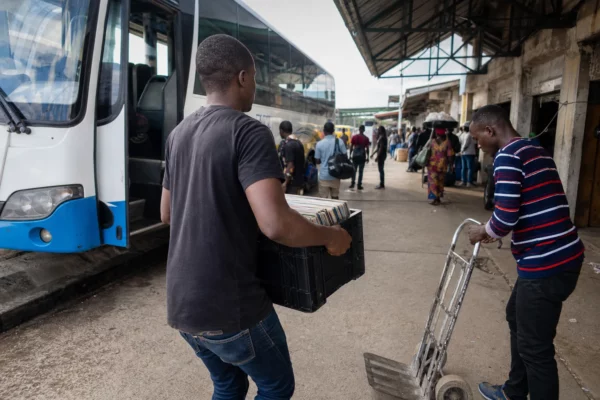 À Abidjan, les vinyles restaurés révèlent la mémoire musicale partagée de la Côte d’Ivoire et de l’Afrique