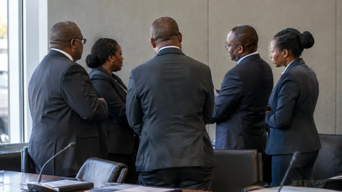 La démission de Sibiya ne clôt pas les enquêtes et laisse la police d’Afrique du Sud face à des questions de responsabilité