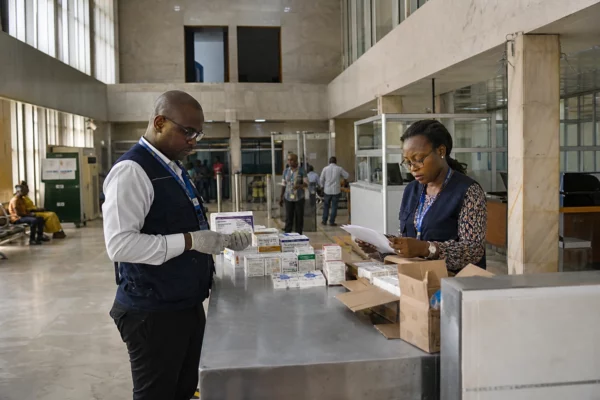 En Afrique centrale, la fabrication locale de médicaments falsifiés complique la lutte contre les réseaux clandestins