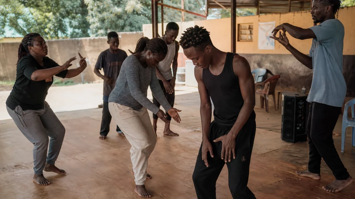 Au Burkina Faso, le Vibra-Signe transforme les vibrations en langage artistique pour les danseurs sourds de Bobo-Dioulasso