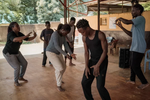 Au Burkina Faso, le Vibra-Signe transforme les vibrations en langage artistique pour les danseurs sourds de Bobo-Dioulasso