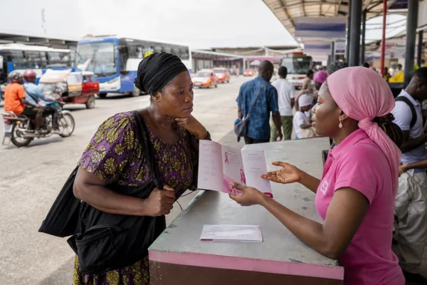 En Côte d’Ivoire, le dépistage du cancer du sein progresse, mais le coût des soins freine encore l’accès au traitement