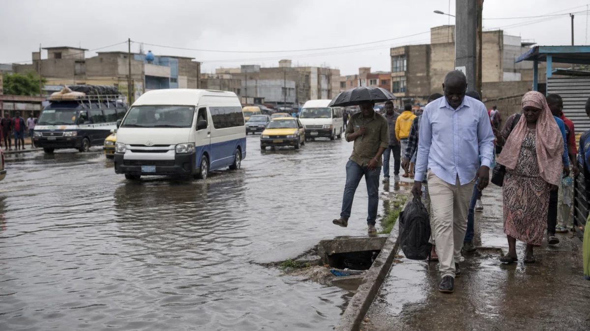 Au Sénégal, les inondations à Dakar révèlent les failles urbaines après des pluies atteignant 142 mm en 24 heures