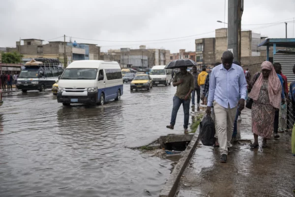 Au Sénégal, les inondations à Dakar révèlent les failles urbaines après des pluies atteignant 142 mm en 24 heures