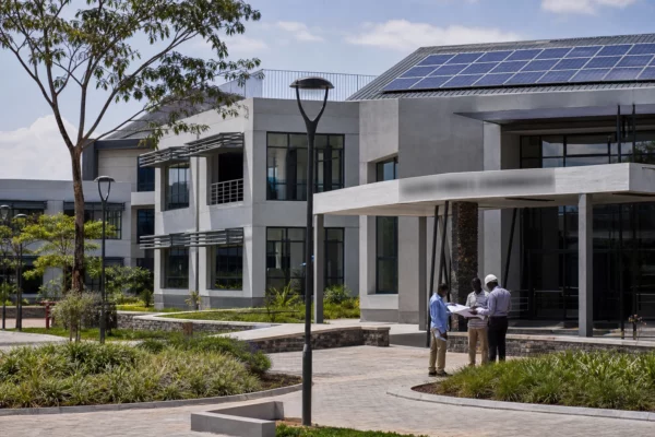 L’Afrique accélère dans les renouvelables, mais ses réseaux peinent encore à suivre la demande électrique