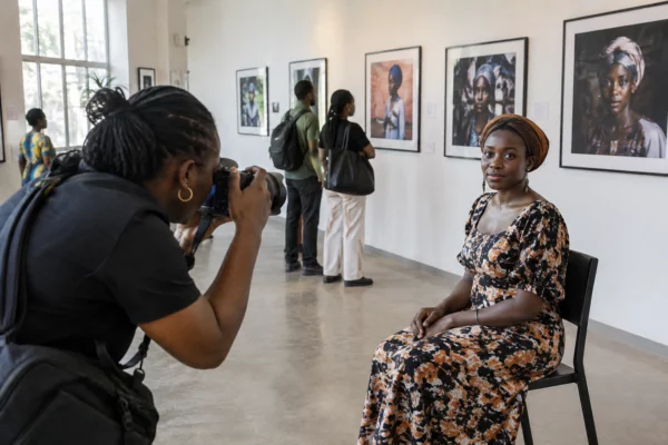 Angèle Etoundi Essamba déplace le regard sur les femmes noires et revendique une liberté artistique sans frontières