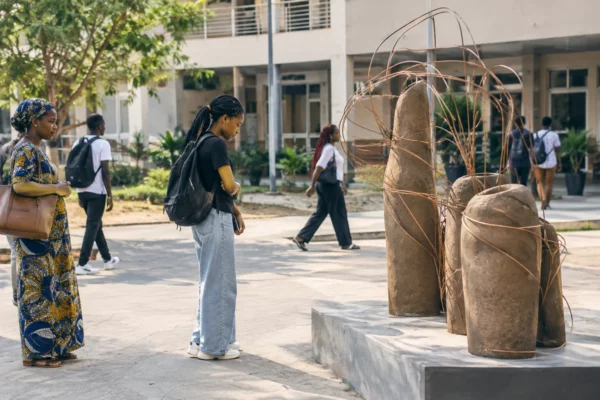 À Lyon, Kokou Makouvia fait dialoguer les matériaux et relie la création togolaise aux scènes artistiques africaines