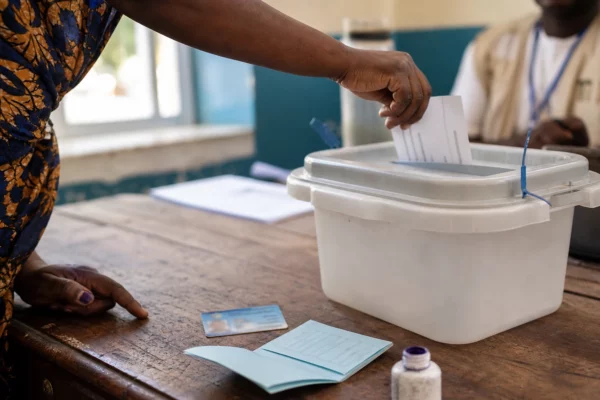 Quand le carburant renchérit la pêche artisanale, les marchés africains voient leurs prix et leurs équilibres bouleversés